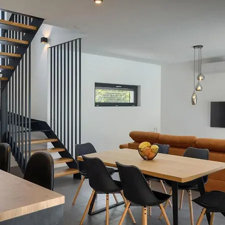 ヴィラ Modern Eva With Pool And 2 Bedrooms In Tar