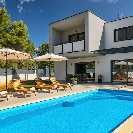 Villa Modern Eva With Pool And 2 Bedrooms In Tar Tar-Vabriga