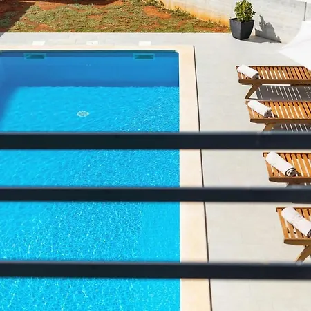 Villa Modern Eva With Pool And 2 Bedrooms In Tar Tar-Vabriga