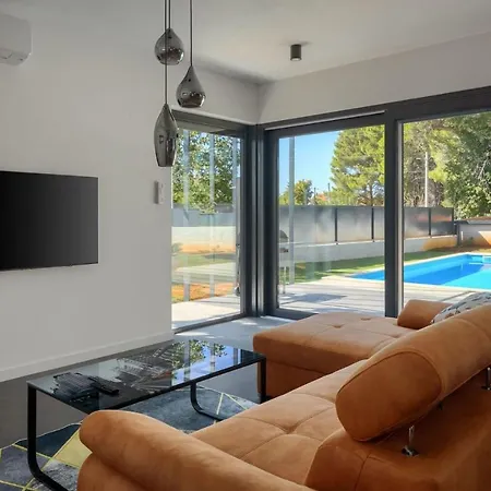 Modern Eva With Pool And 2 Bedrooms In Tar