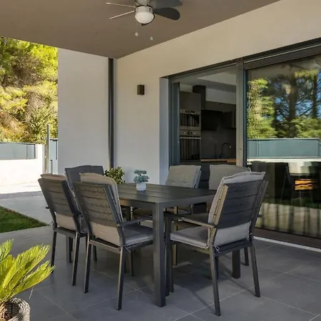 Modern Eva With Pool And 2 Bedrooms In Tar Villa
