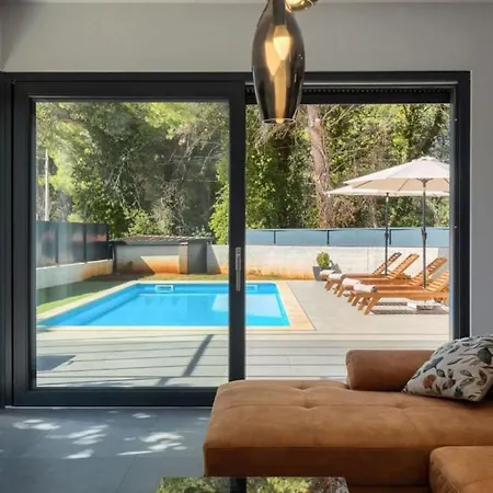 Villa Modern Eva With Pool And 2 Bedrooms In Tar Tar-Vabriga