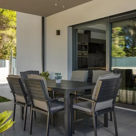 Modern Eva With Pool And 2 Bedrooms In Tar