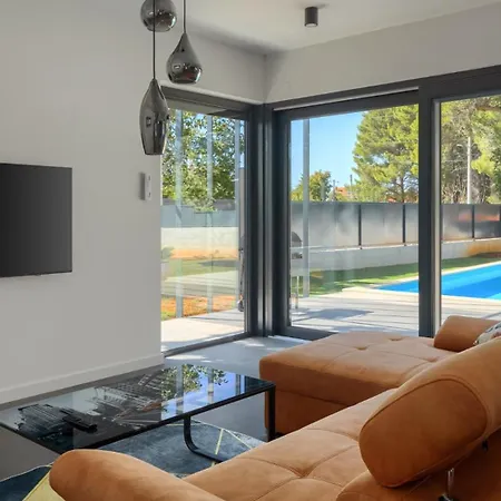 Villa Modern Eva With Pool And 2 Bedrooms In Tar Tar-Vabriga
