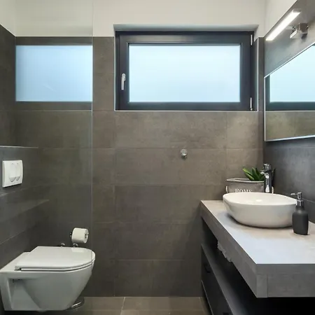 Villa Modern Eva With Pool And 2 Bedrooms In Tar