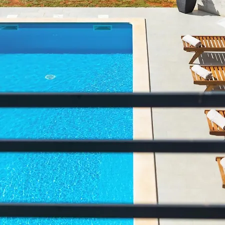 Modern Eva With Pool And 2 Bedrooms In Tar Villa *