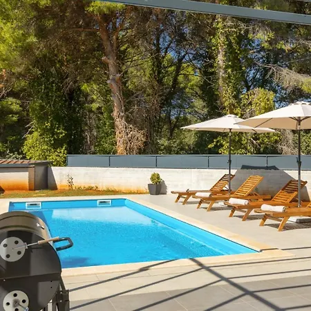 Modern Eva With Pool And 2 Bedrooms In Tar Villa